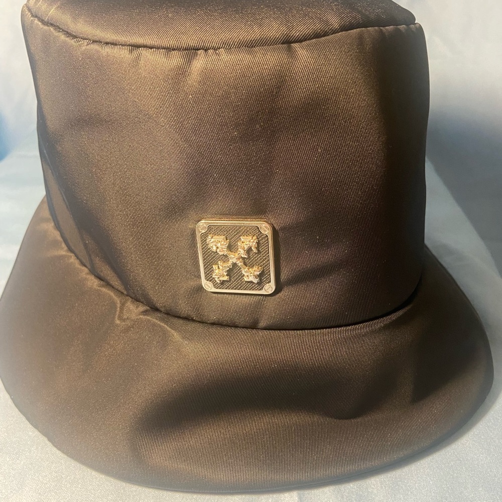 Authentic Off White bucket hat still in excellent condition.